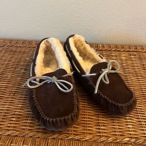 UGG Women’s Dark Brown Dakota Slippers Size 6